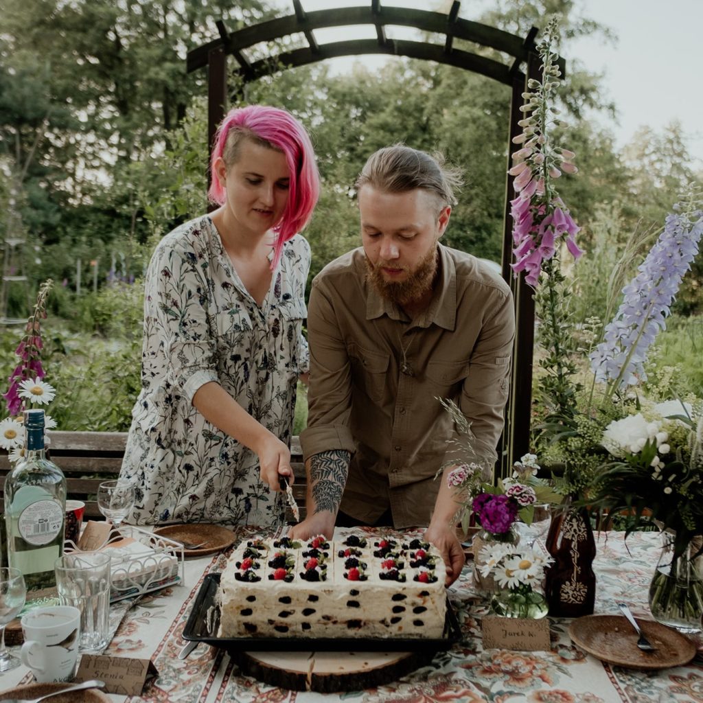 Ania i Tomek z nazajutrz.film, ślub w ogrodzie, ślub DIY, bezglutenowy bezmleczny tort weselny